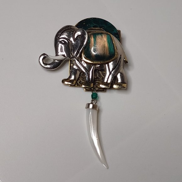 Very Awesome Silver Tone Elephant Brooch With Dangling Faux Tusk - Picture 1 of 15